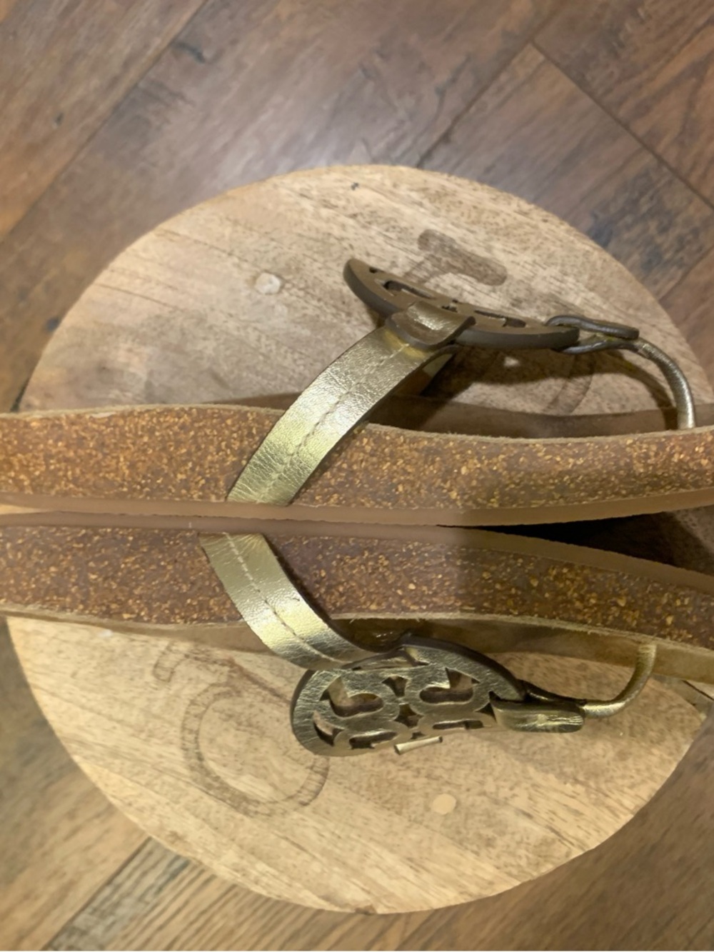 Tory Burch Metallic gold logo Thong Sandals - Picture 6 of 7